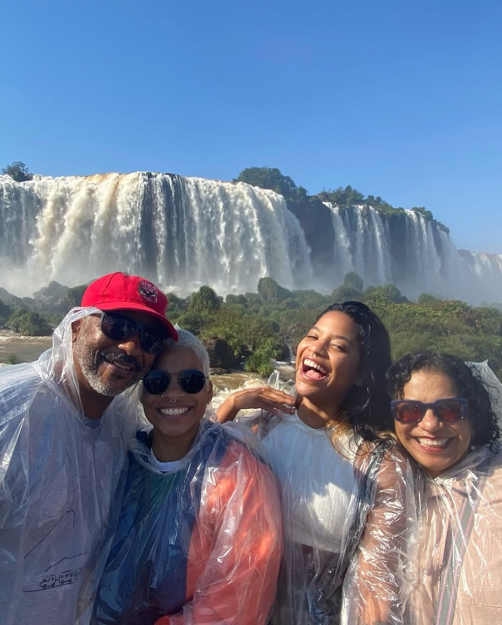 Juliana Marins com os pais e a irmã — Foto: Reprodução/Instagram
