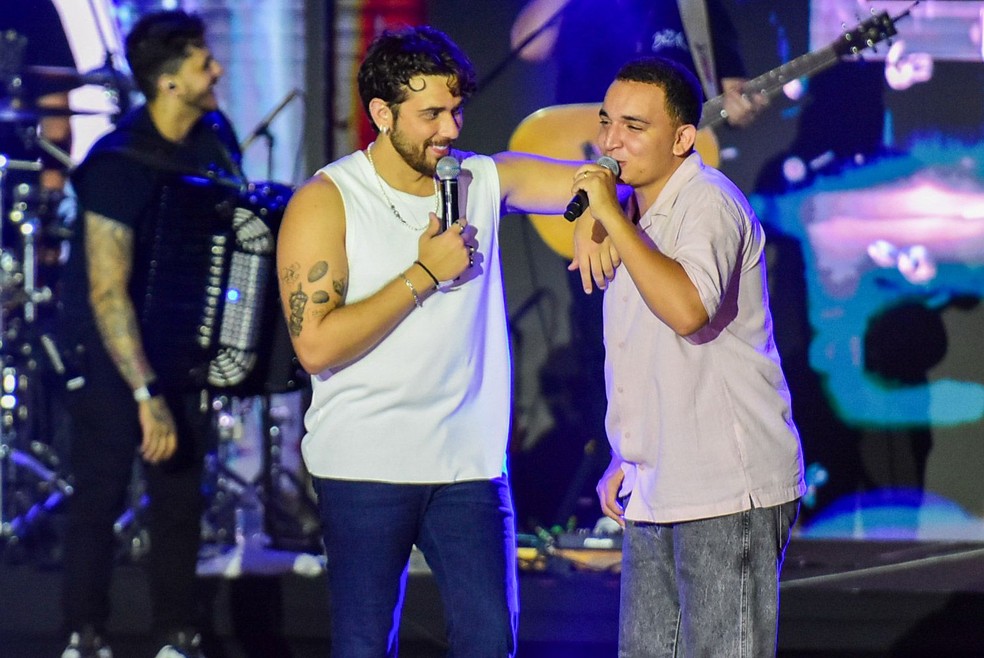 Gustavo Mioto canta com Jo&atilde;o Gomes em navio de Ana Castela &mdash; Foto: Brazil News