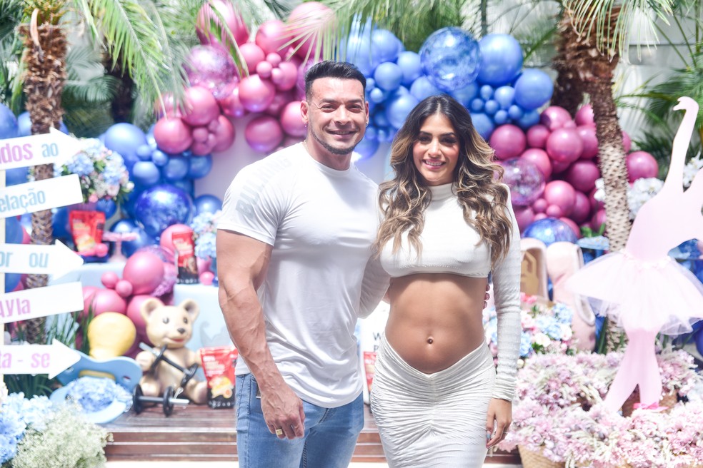 Felipe Franco e Inaê Barros fazem chá revelação para descobrir sexo do ...