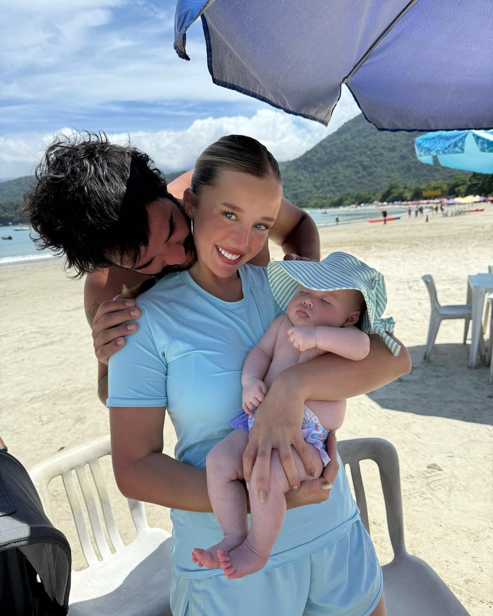 Duda Reis foge do Carnaval e leva a filha para conhecer praia pela primeira vez — Foto: Reprodução | Instagram