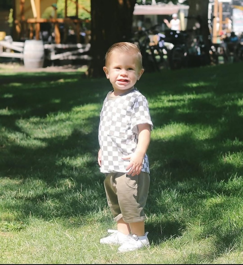 Influenciadora Lindsay Dewey revela que filho mais novo, Reed, de 22 meses, morreu após acidente com espelho — Foto: Reprodução/Instagram