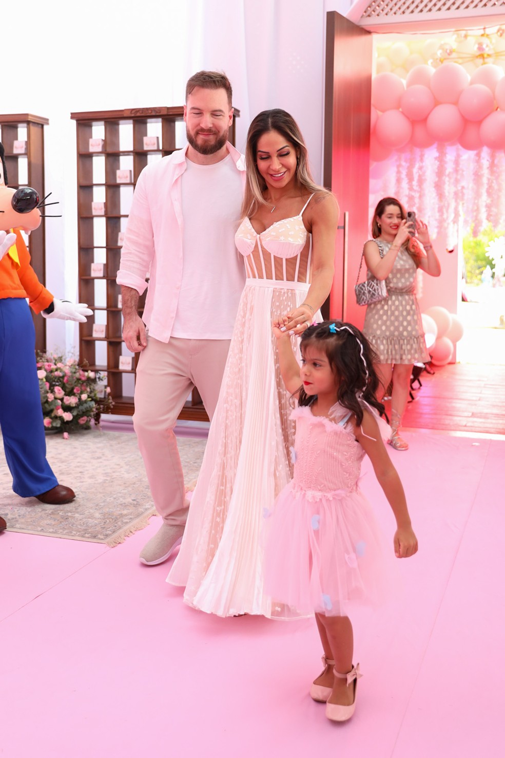 Arthur Aguiar vai ao aniversário de 5 anos da filha com Maíra Cardi