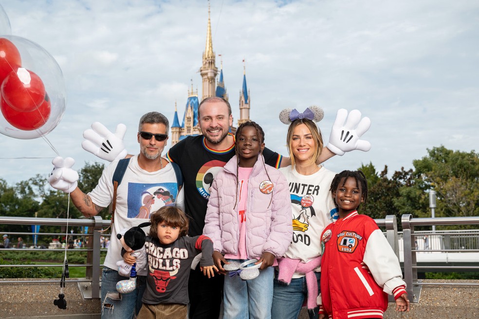 Bruno Gagliasso, Léo Fuchs, Giovanna Ewbank, Zyan, Títi e Bless na Disney — Foto: Omark Reyes/Walt Disney World Resort