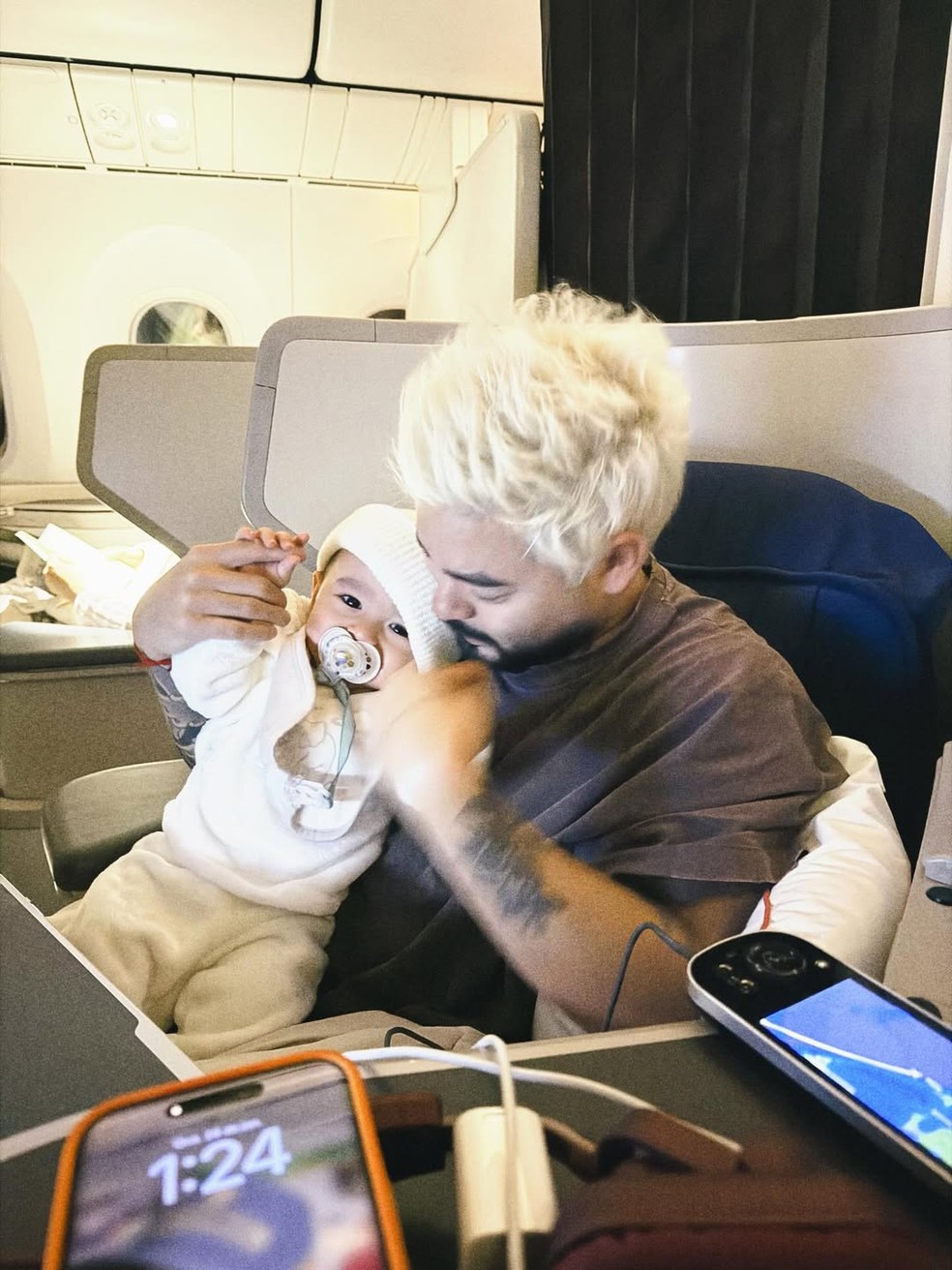 Yudi Tamashiro encara mais de 30h de viagem com o filho — Foto: Reprodução/Instagram