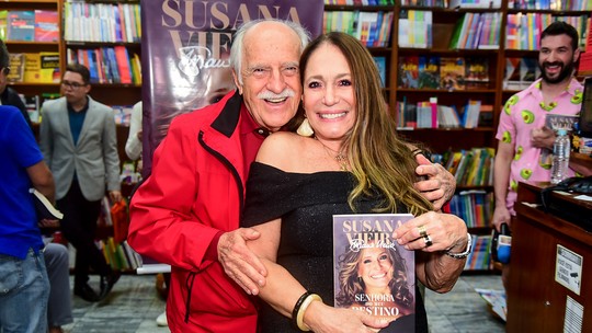 Susana Vieira lança livro em SP, e recebe Ary Fontoura e mais famosos