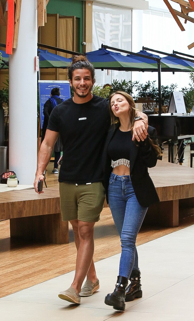 Ricky Tavares e a namorada, Carol Bresolin, passeiam abraçadinhos no RJ