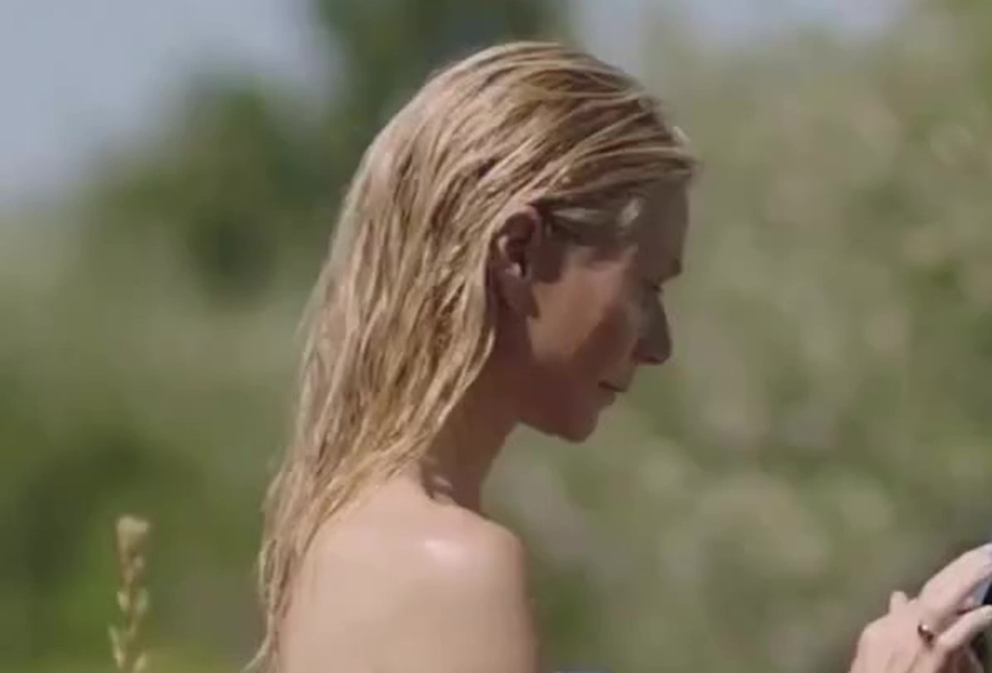 Gwyneth Paltrow posa topless em vídeo ao ar livre; assista