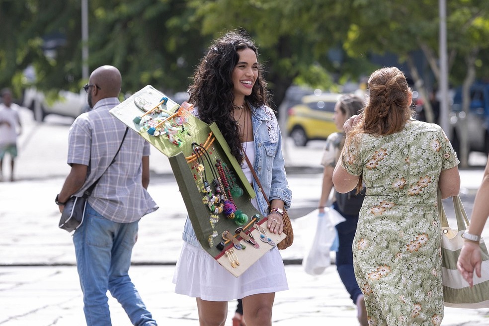 Giovana Cordeiro grava cenas de 'Fuzuê' nas ruas do Rio de Janeiro — Foto: Manoella Mello/TV Globo