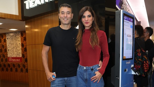 Andréia Sadi e André Rizek fazem aparição rara juntos em estreia de peça com famosos
