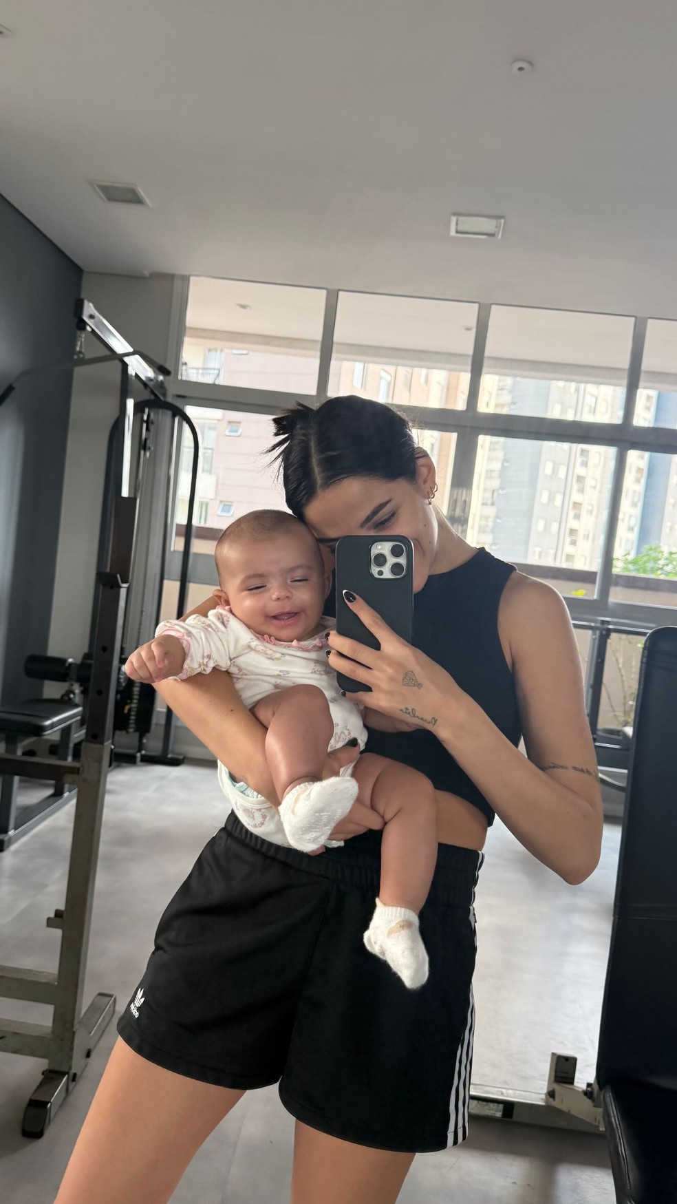Key Alves treina com a filha de quatro meses no colo; vídeo
