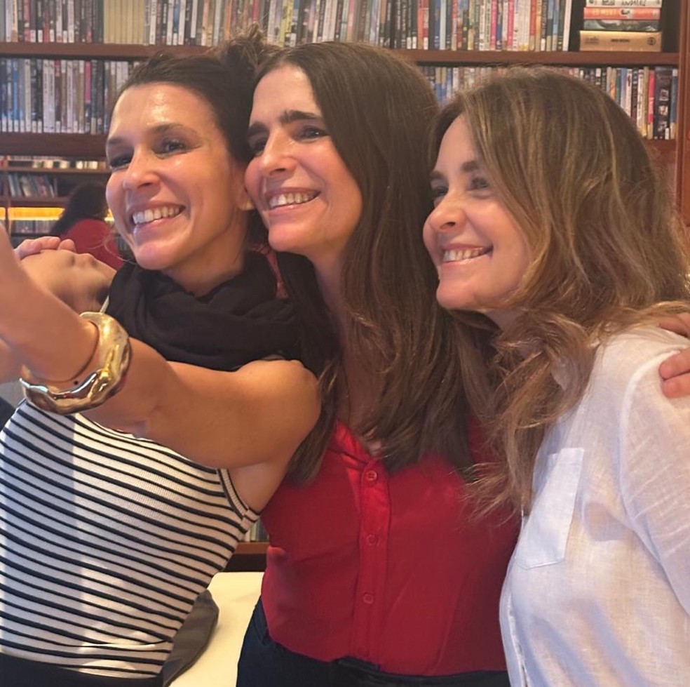 A apresentadora Sarah Oliveira faz selfie com Malu Mader e Cláudia Abreu — Foto: Reprodução/Instagram