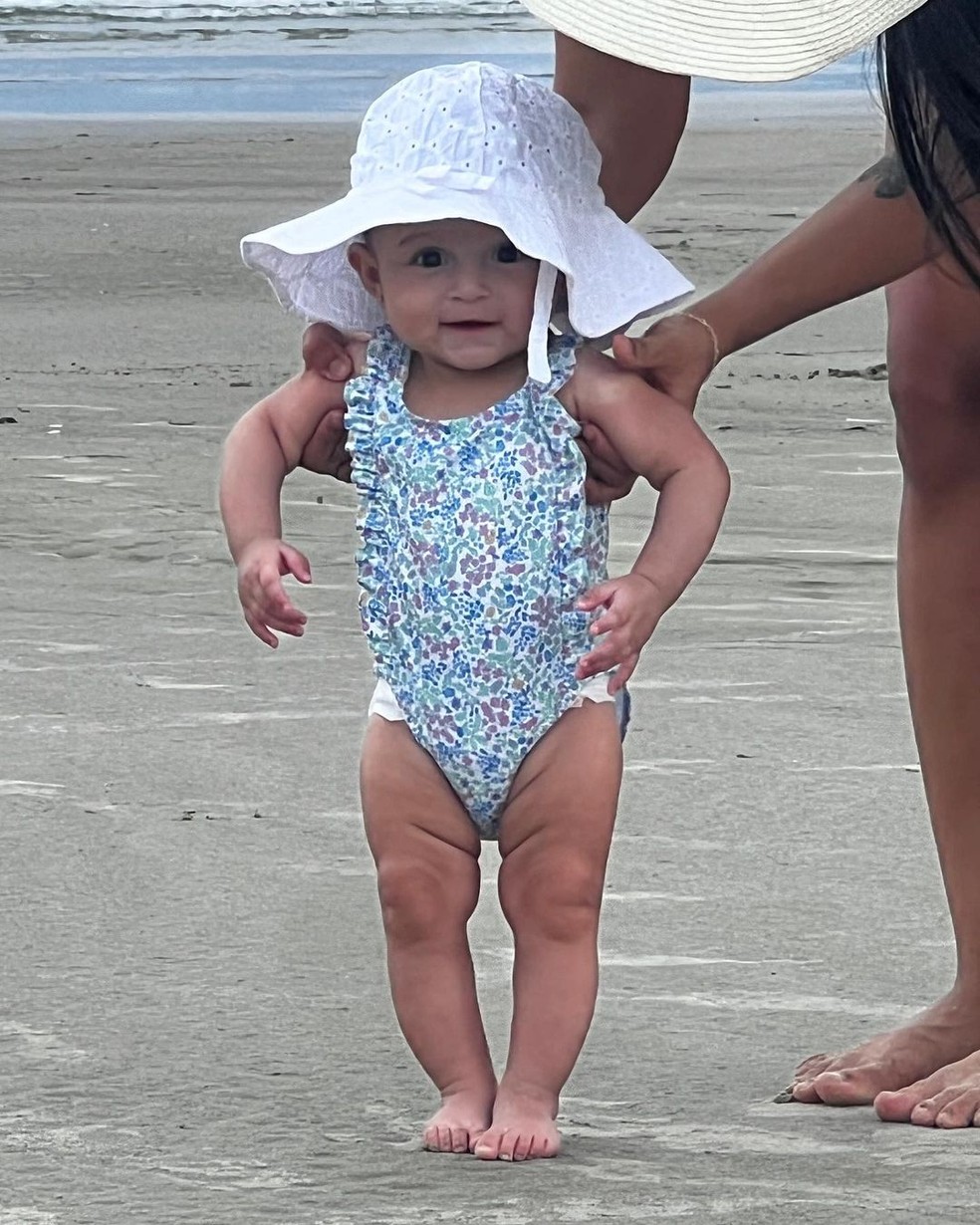 MC Loma curte dia de praia com a filha, Melanie — Foto: Reprodução/Instagram