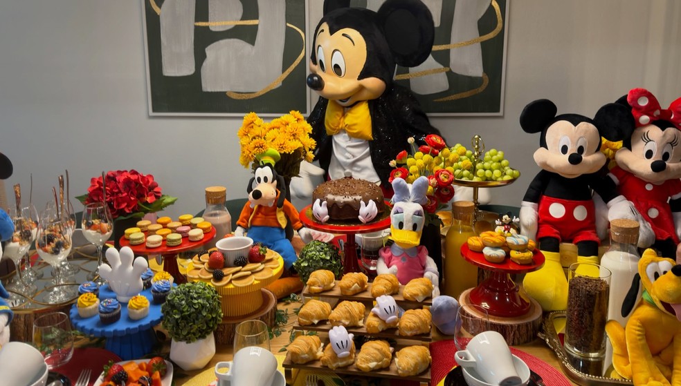 Gabriela Versiani e Murilo Huff curtem café da manhã em família com Mickey e Minnie em Orlando — Foto: Reprodução/Instagram