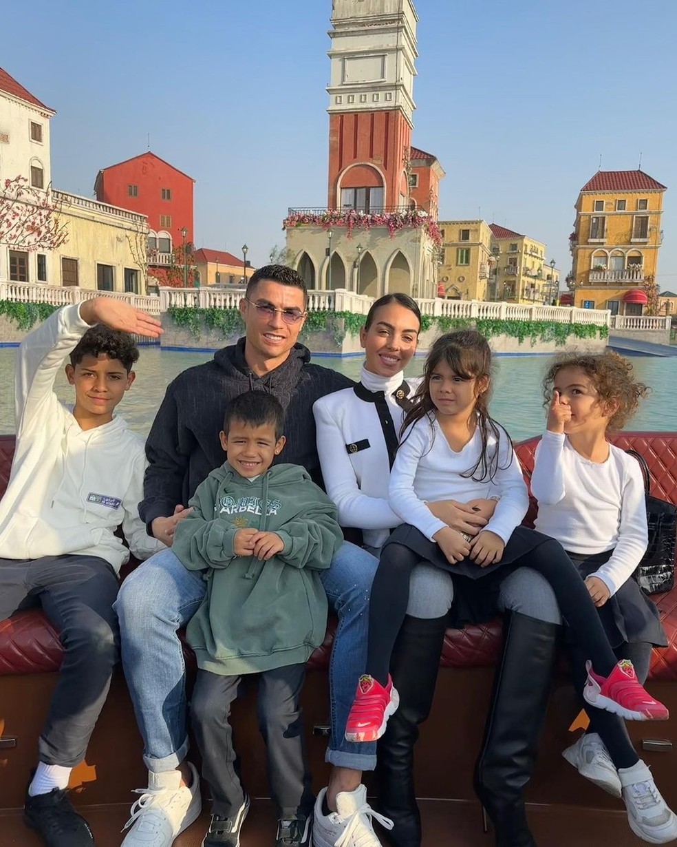 Cristiano Ronaldo com a família — Foto: Instagram