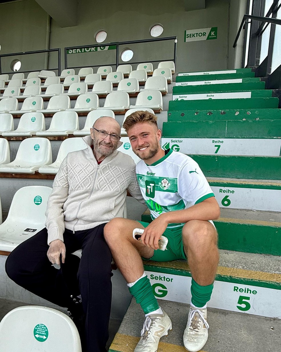 Phil Collins e o filho caçula, Mathew Collins, jogador de futebol do time WSG Tirol — Foto: Reprodução/Instagram