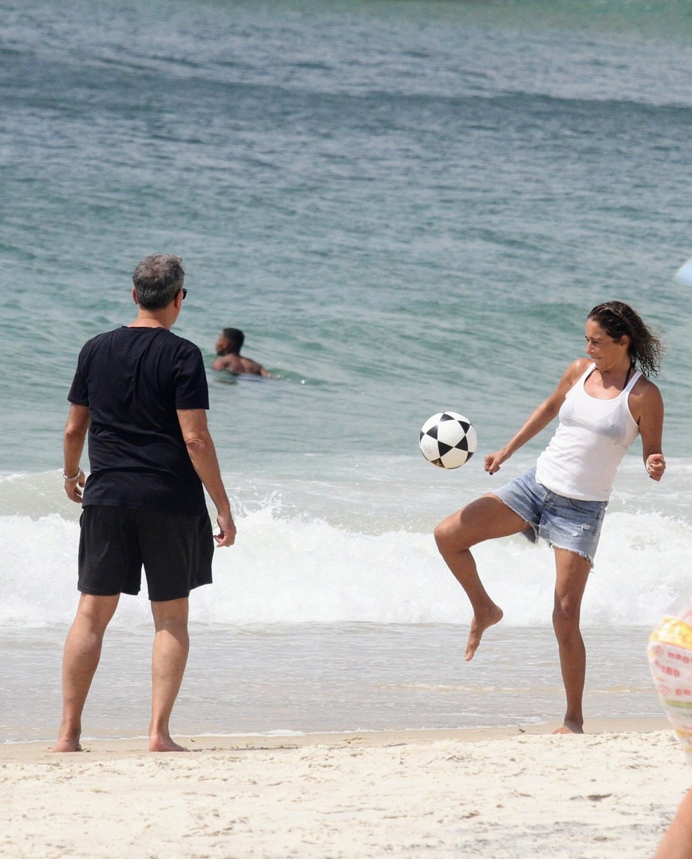 Fora da Globo, Andréa Beltrão joga futebol em praia no Rio de Janeiro