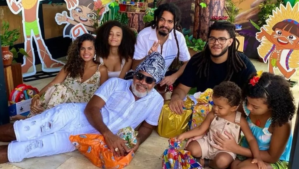 Carlinhos Brown com seis de seus oito filhos — Foto: Reprodução/Instagram