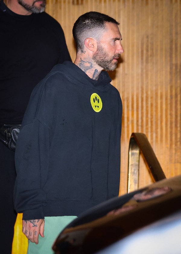 Adam Levine, do Maroon 5, deixa hotel em SP para passagem de som do ...