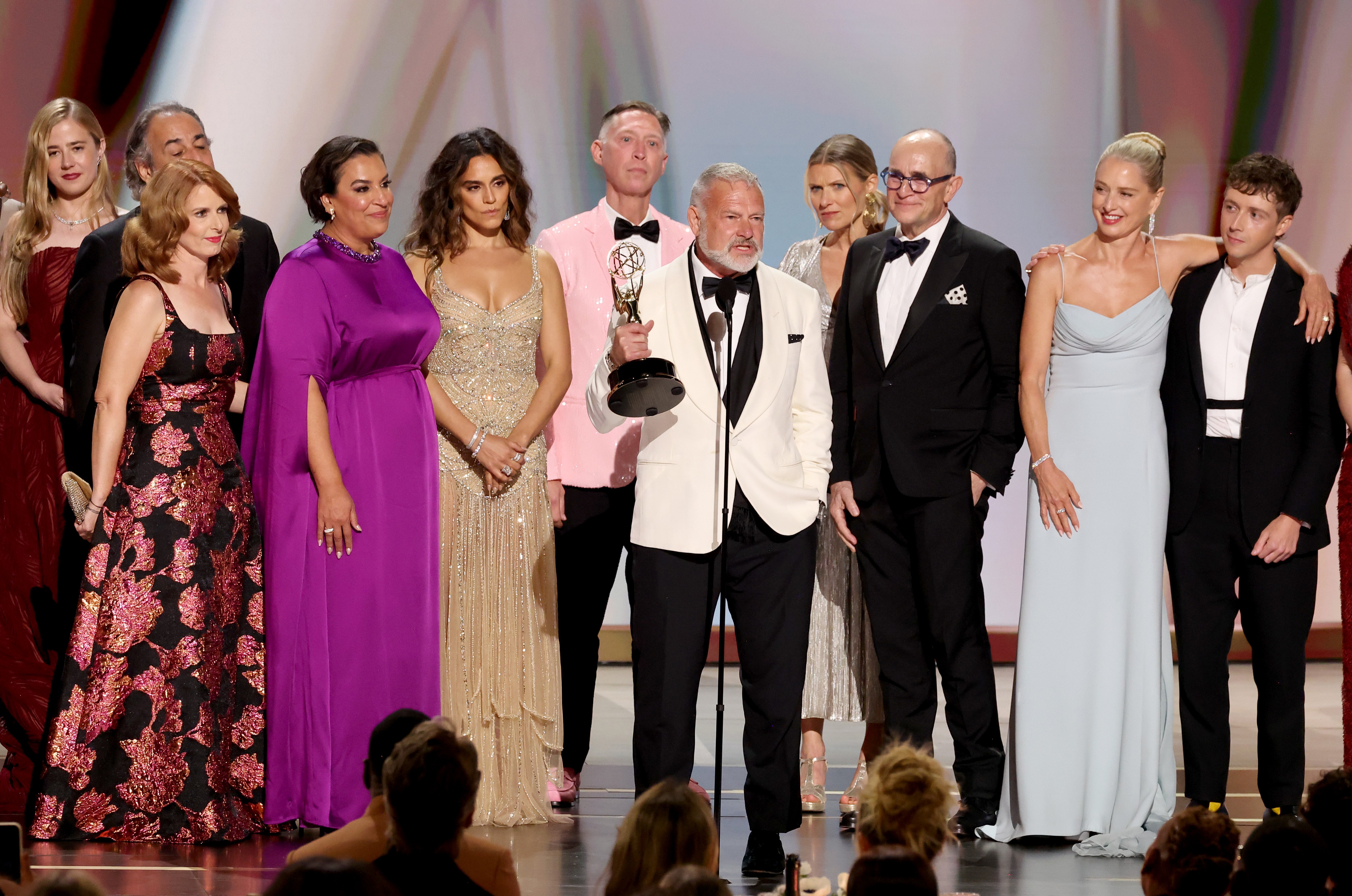 Emmy 2026: 'The Pitt' e 'Widow's Bay' vencedoras, homenagens e mais no 'Oscar da TV'