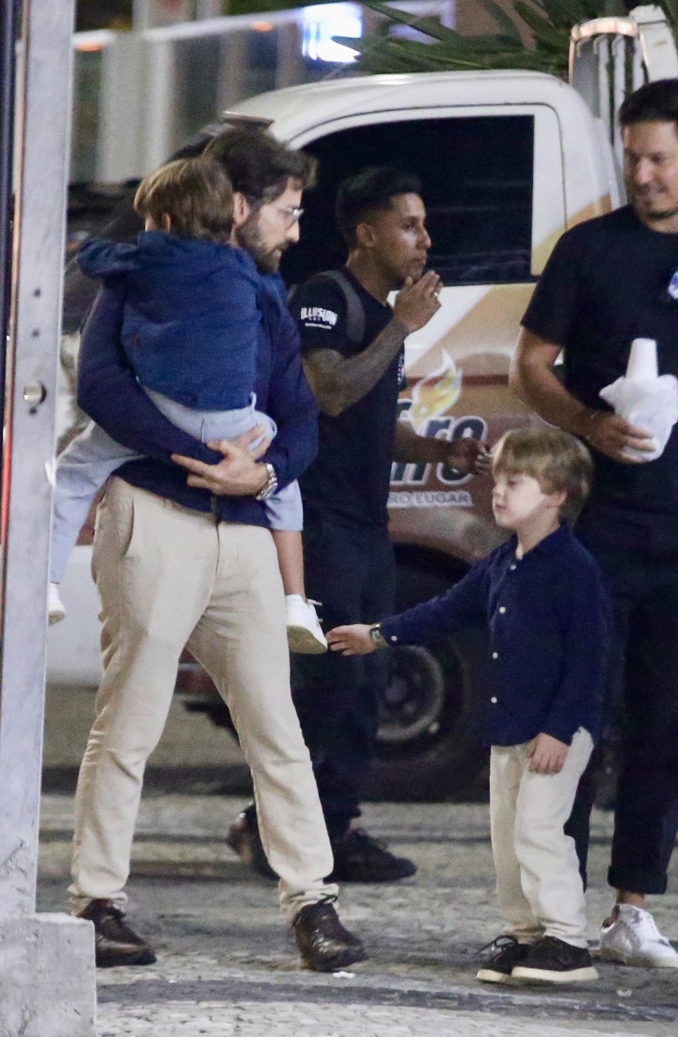 Thales Bretas curte passeio com Gael e Romeu, seus filhos com Paulo Gustavo