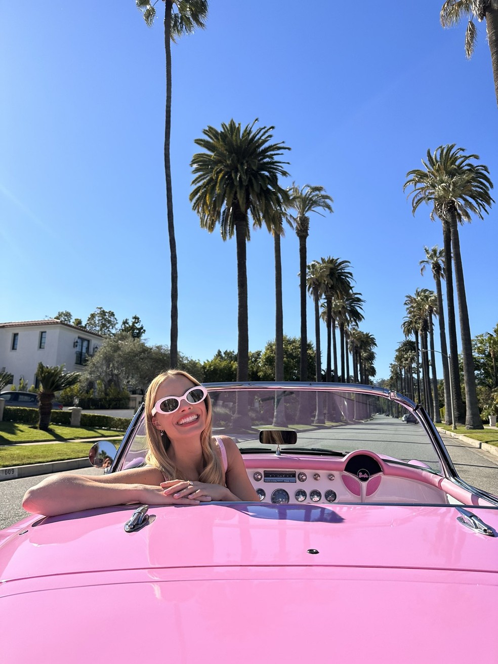 Margot Robbie na turnê de divulgação do filme 'Barbie' — Foto: Reprodução/Twitter