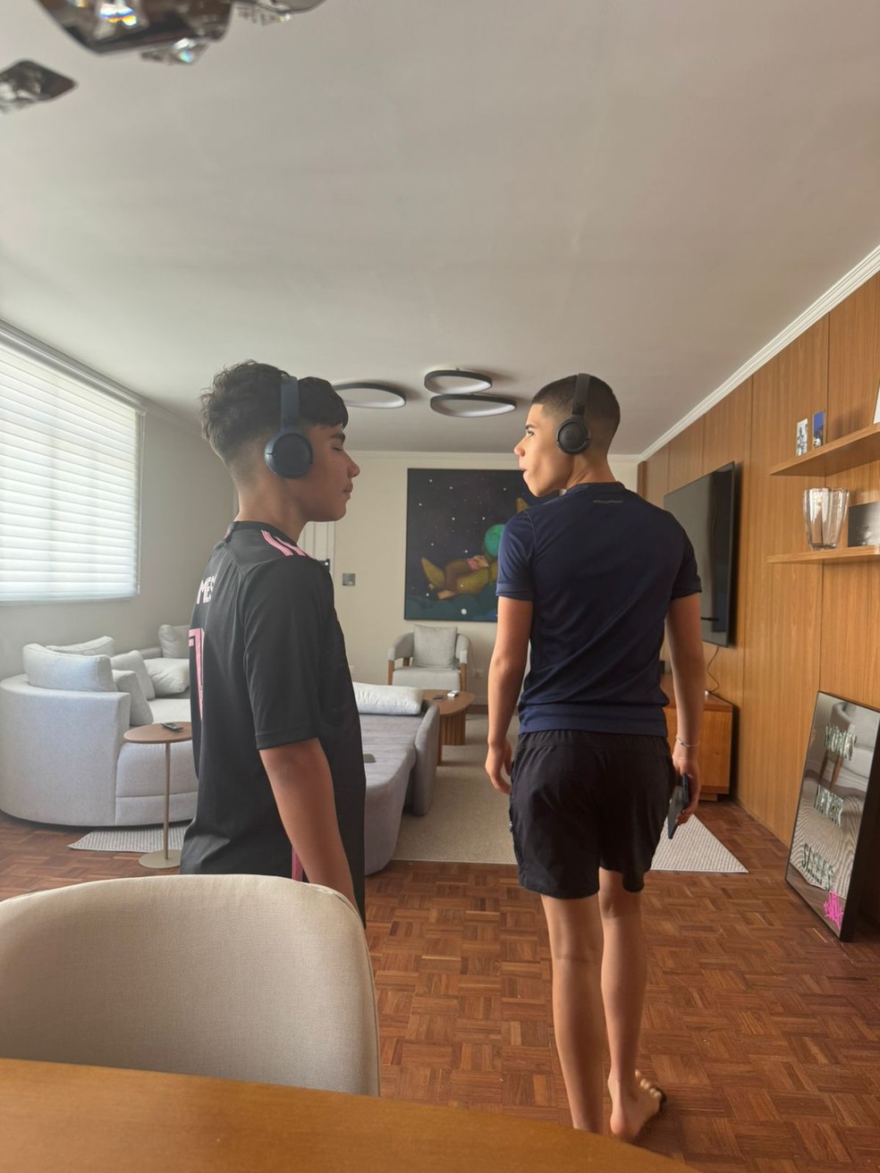 José Marcus e João Francisco no novo apartamento de Marcus Buaiz e Isis Valverde — Foto: Reprodução/Instagram