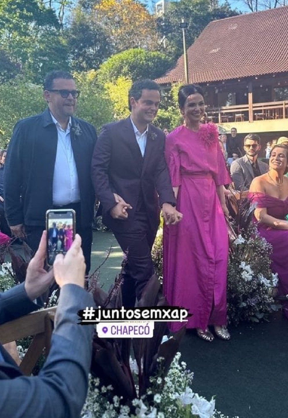 Pedro Rocha caminha ao altar de braços dados com os pais, a atriz Yara de Novaes e o apresentador Fernando Rocha — Foto: Reprodução/Instagram
