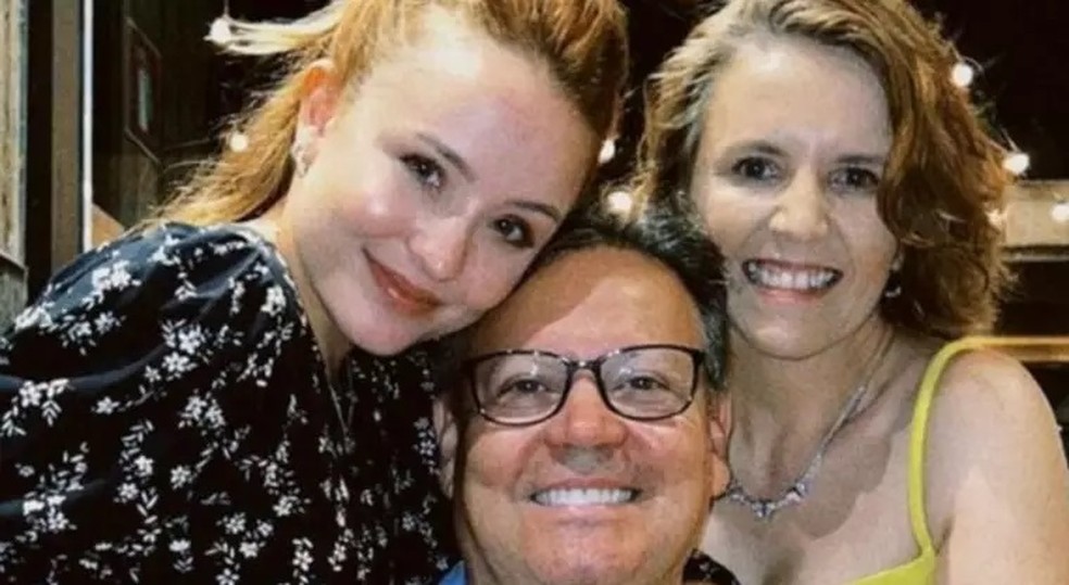 Larissa Manoela com os pais, Silvana e Gilberto, em foto de arquivo — Foto: Reprodução/Instagram