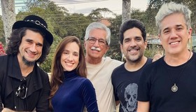 Rogério Flausino posta clique raro com os irmãos e o pai: 'Macacada reunida'