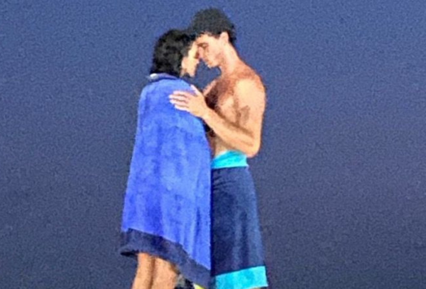 Bruna Marquezine e Shawn Mendes em clima de romance em praia no Rio — Foto: Reprodução/ X