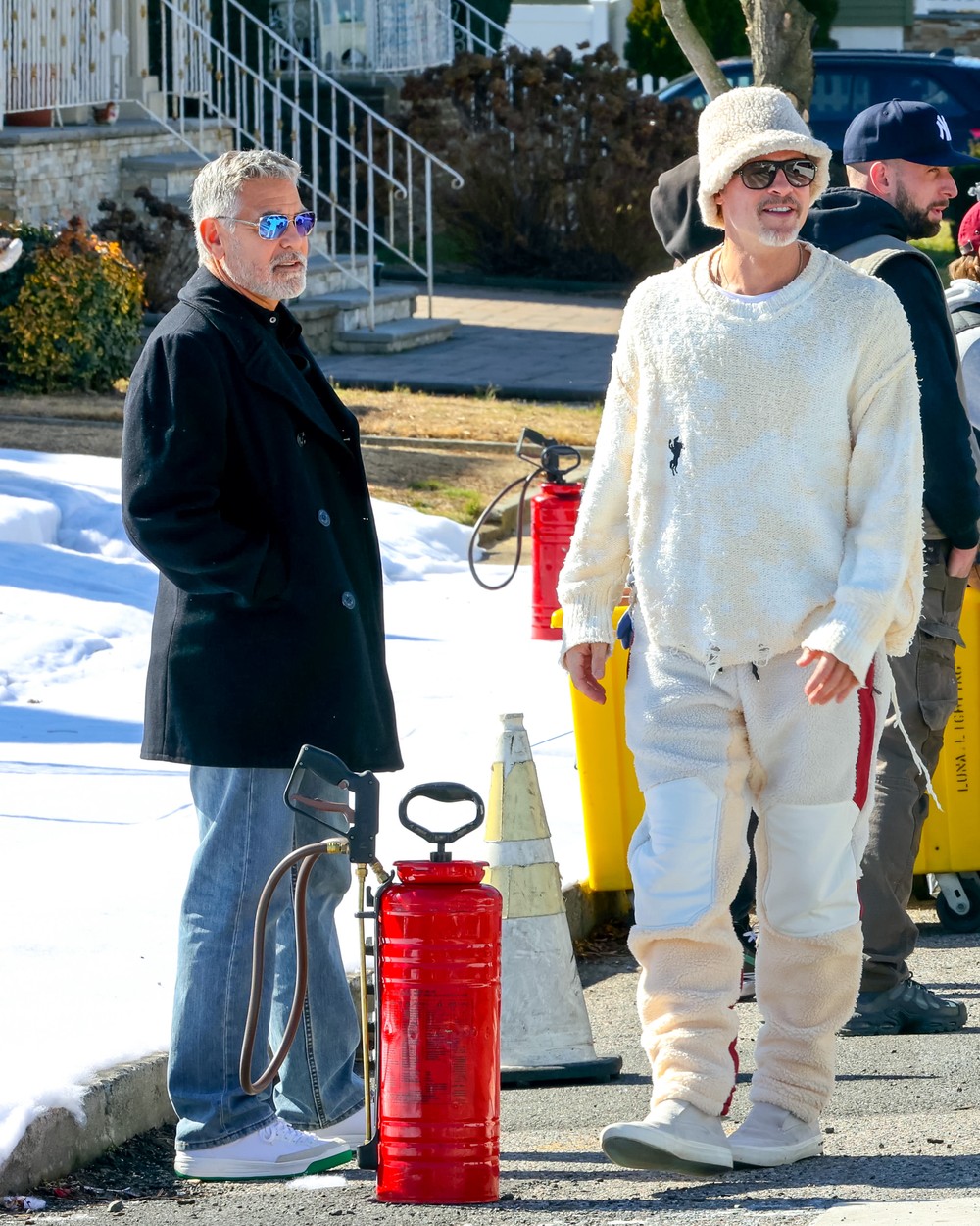 Brad Pitt e George Clooney gravam cenas de novo filme em Nova York