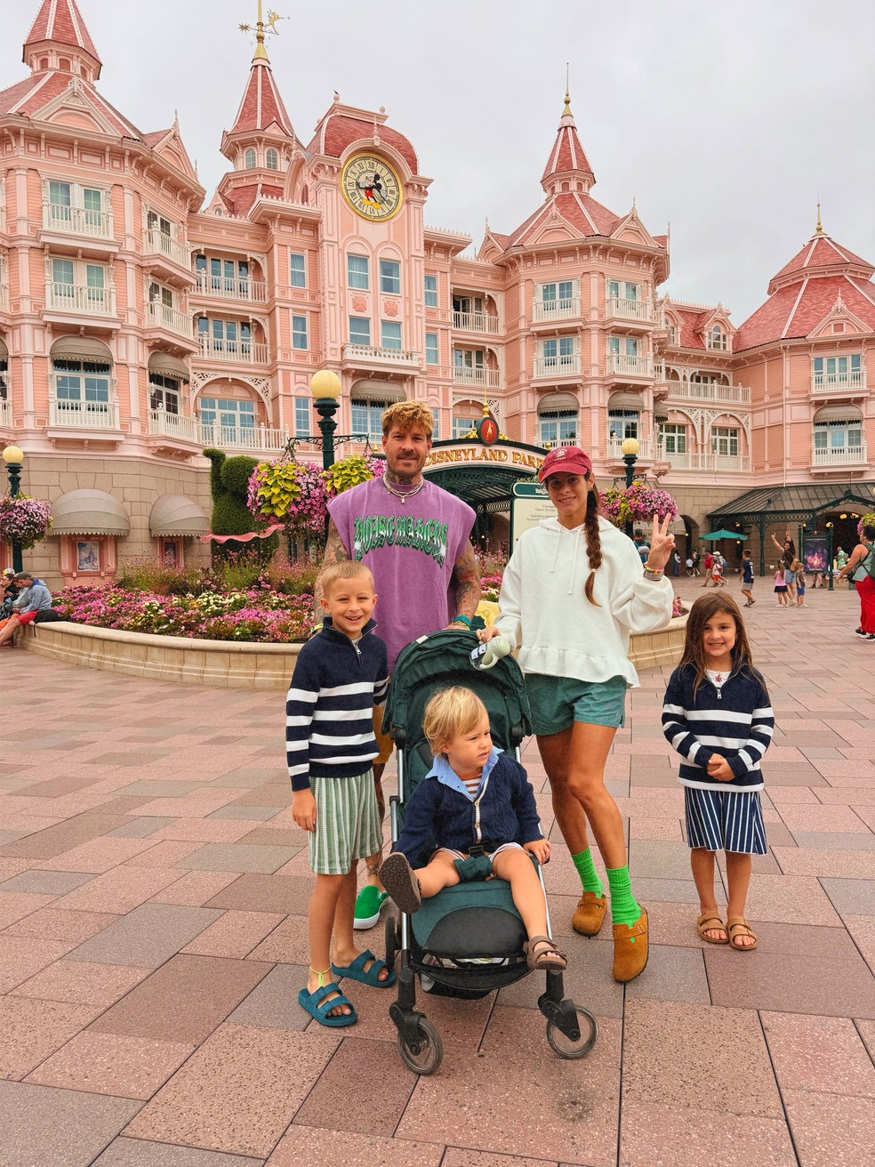 Shantal Verdelho e Mateus Verdelho com os filhos na Disney Paris — Foto: Reprodução | Instagram