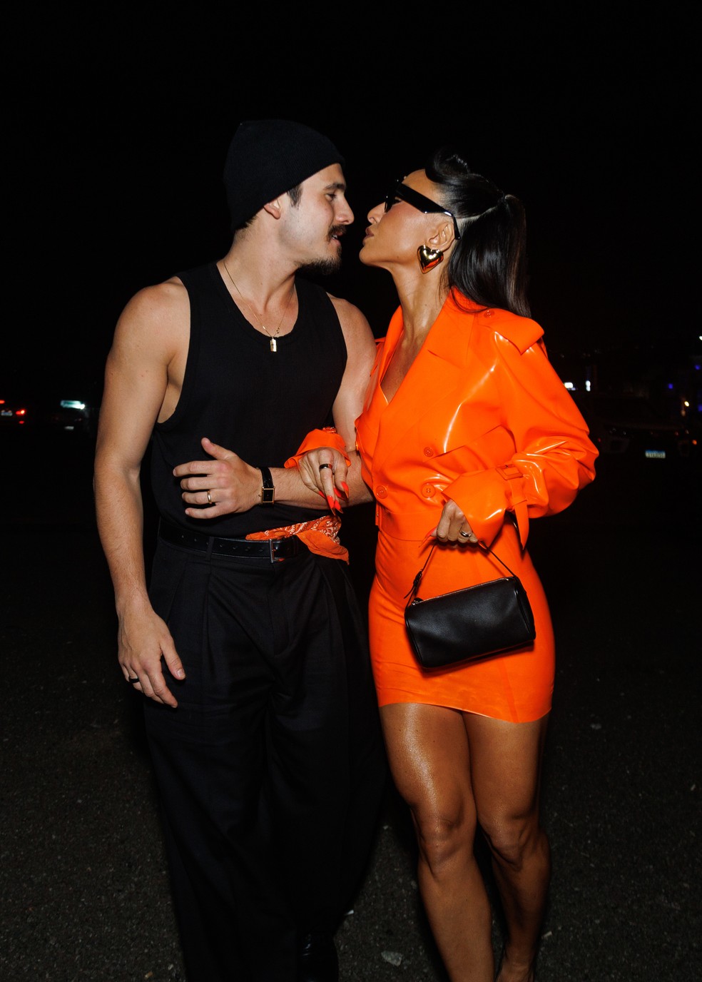 Com look a vácuo, Sabrina Sato beija Nicolas Prattes no The Town