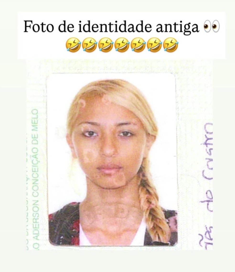 Ruivinha de Marte mostra documentos com imagens antigas — Foto: Reprodução/Instagram