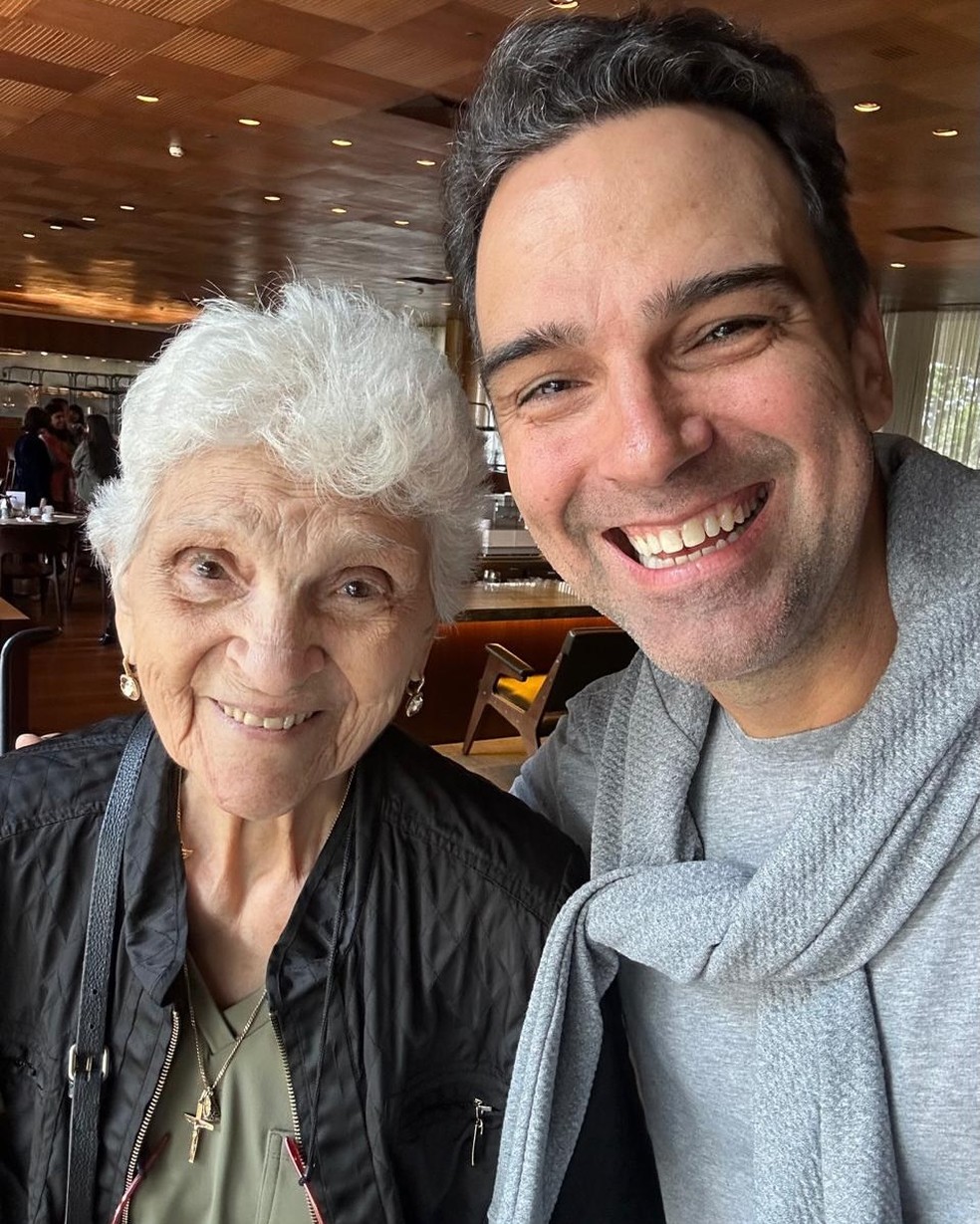Tadeu Schmidt se despede da m�e e � consolado: 'Dificuldade pra aceitar que nunca mais vou te ver' � Foto: Reprodu��o/Instagram