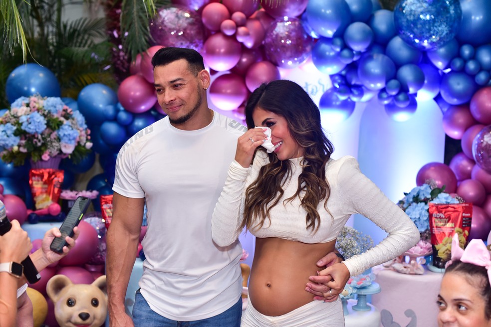 Felipe Franco e Inaê Barros fazem chá revelação para descobrir sexo do ...