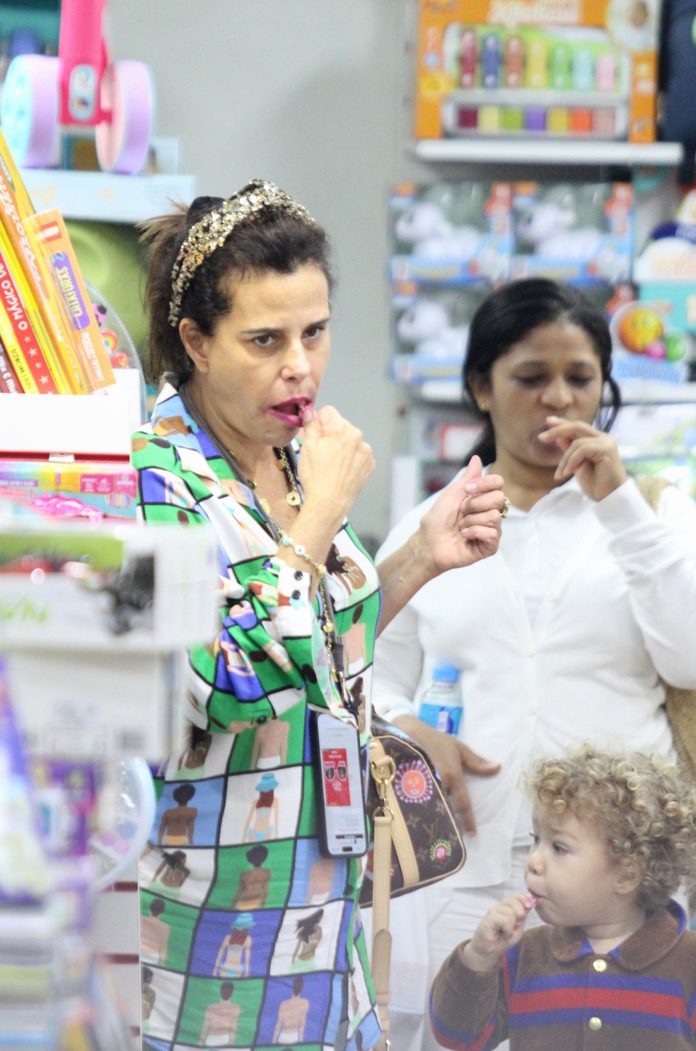 Narcisa passeia com neto em shopping — Foto: Adão/ AgNews