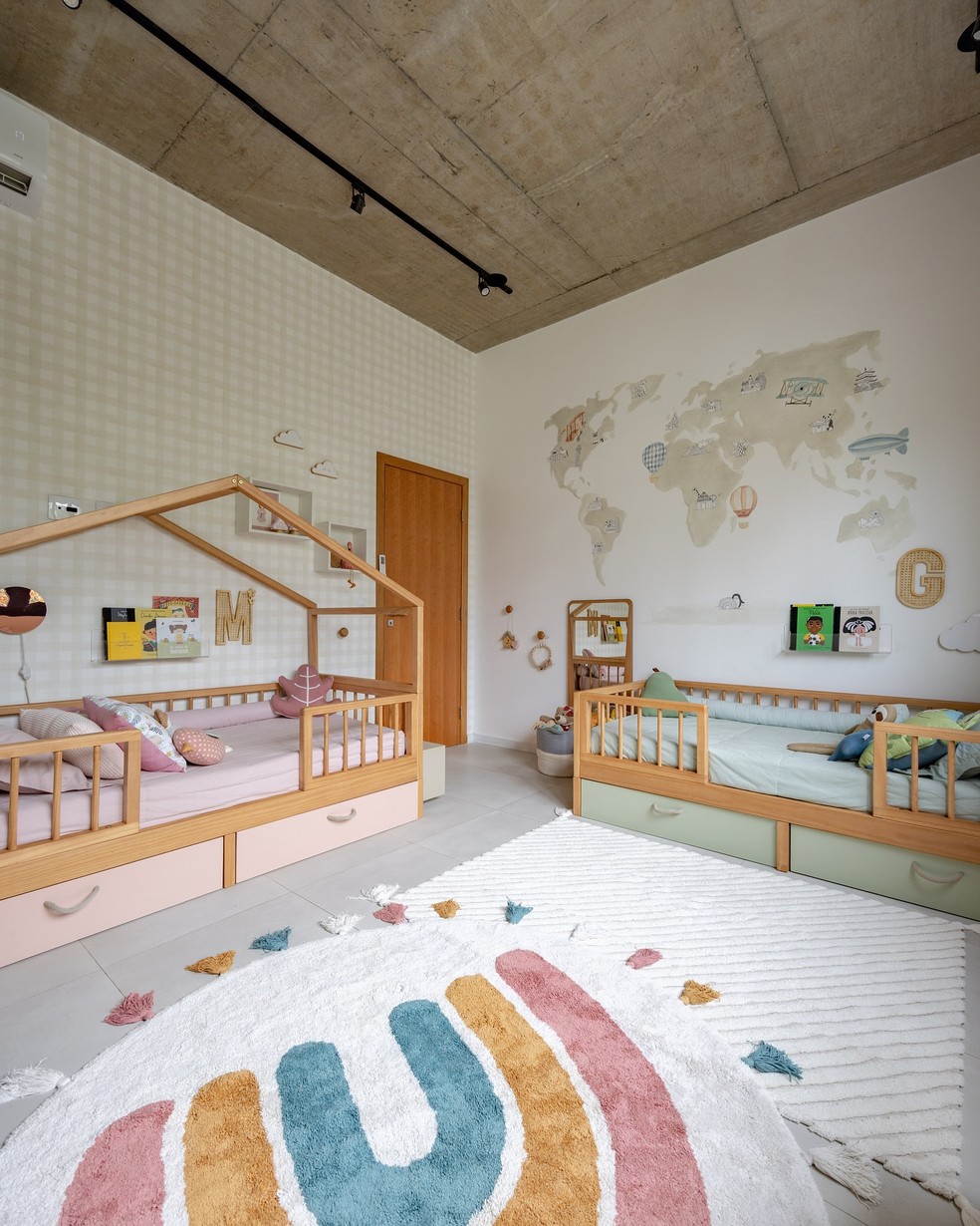 Juliano Cazarré e esposa mostram quarto de dois dos seis filhos — Foto: @interiordafoto