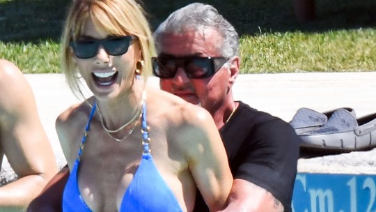 Sylvester Stallone dá 'chega mais' na mulher dentro de piscina em viagem à Itália