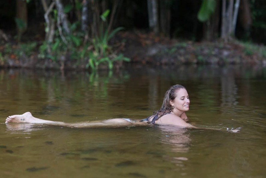 Mariana Belém exibe tatuagens no corpo ao se refrescar em igarapé no Pará