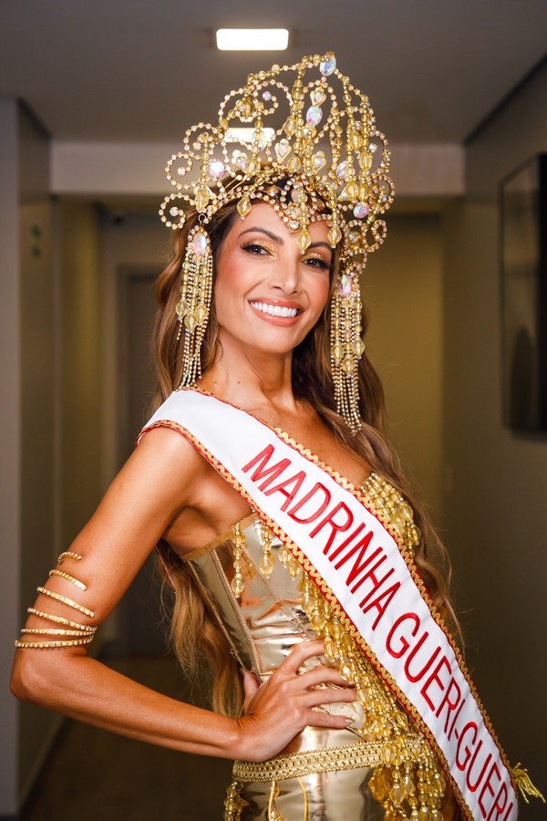 Patrícia Poeta é coroada madrinha do tradicional bloco de Carnaval ...