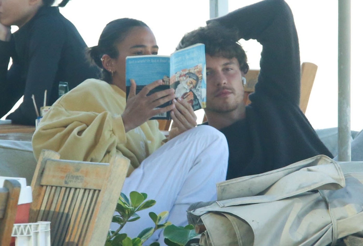 Saiba do que se trata o livro que Bruna Marquezine e Shawn Mendes leram em café no Rio de Janeiro
