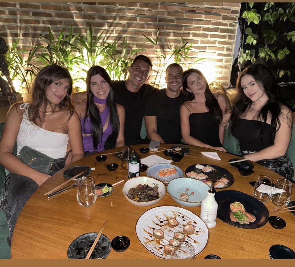 Jade Picon em novo registro com amigos e André Lamoglia — Foto: Reprodução/X