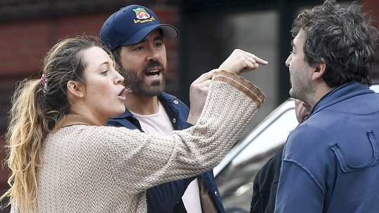 Ryan Reynolds e Blake Lively batem boca com paparazzo em Nova York