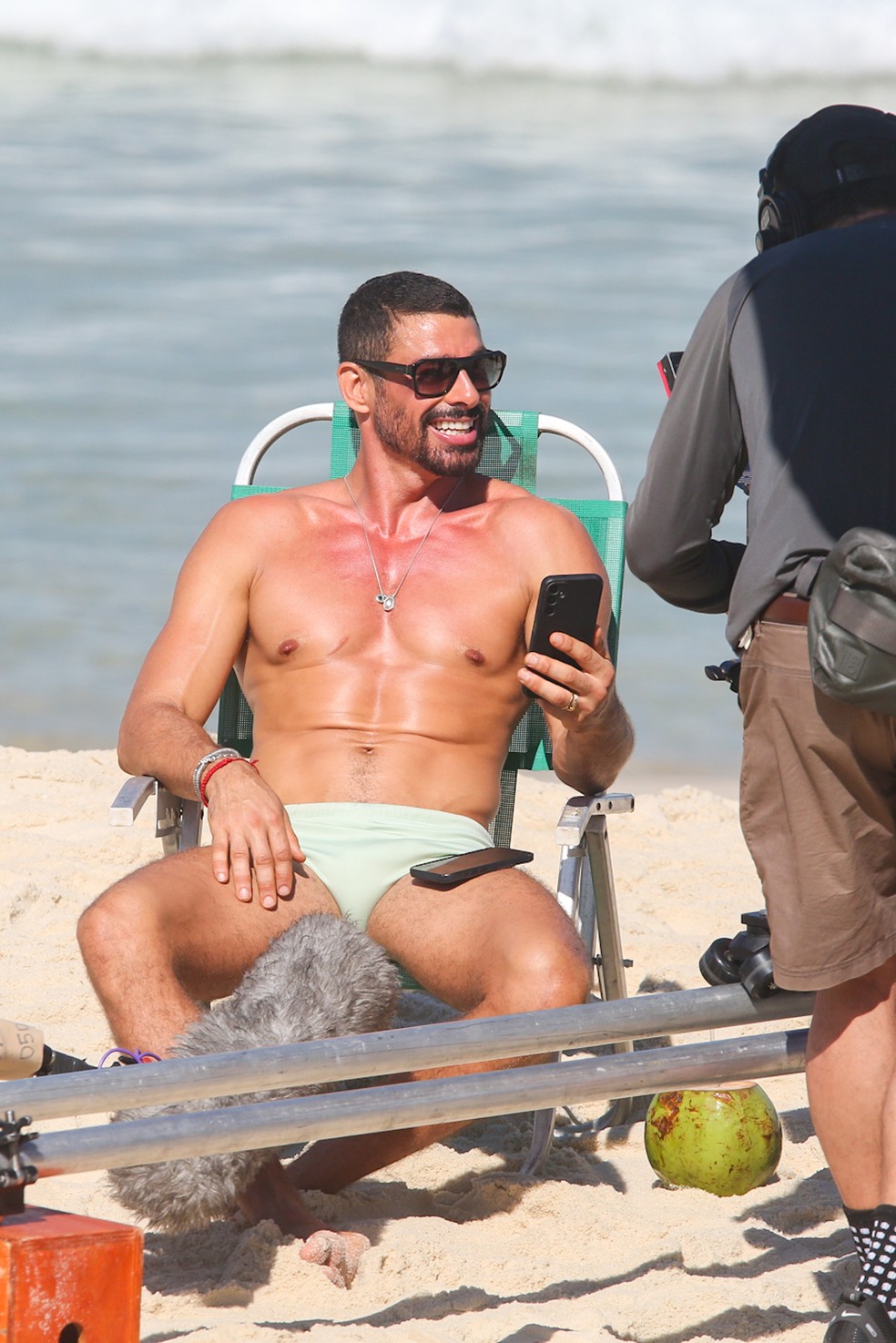 Cau&atilde; Reymond grava cenas de 'Vale Tudo' na Praia da Barra da Tijuca, no Rio &mdash; Foto: Dilson Silva/AgNews