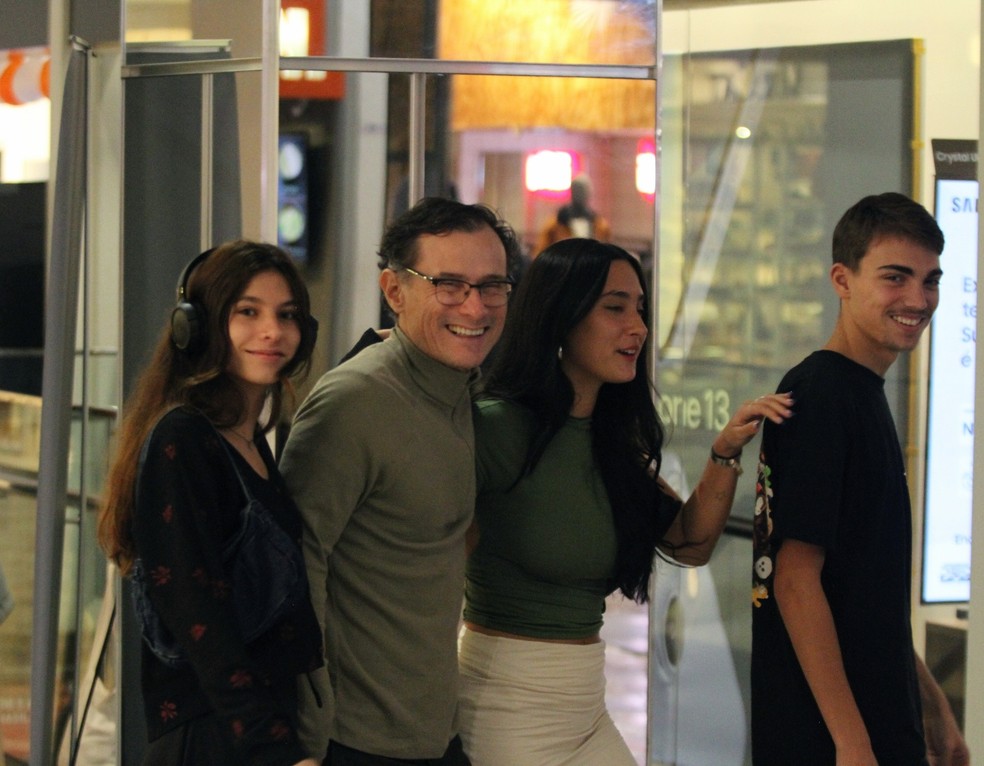 Enrique Diaz e as filhas, Elena e Antonia — Foto: Adão/AgNews