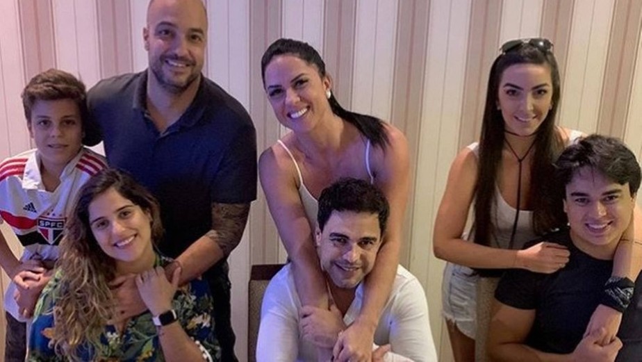 Foto: Graciele Lacerda tem sido acusada de ser a dona de um perfil fake que  detona membros da família Camargo no Instagram - Purepeople