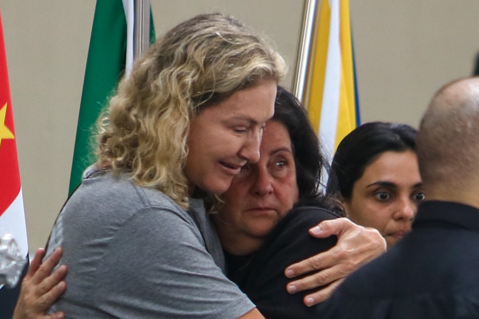Adriana Toscano, mulher de Canisso, é consolada por amiga — Foto: Tomzé Fonseca/Agnews