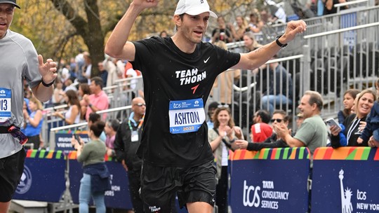 Ashton Kutcher corre maratona beneficente e arrecada R$ 5 milhões para ONG