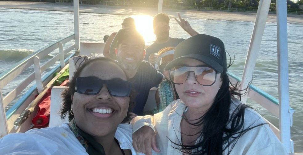 Maiara e Maraisa curtem viagem a Alagoas com Fernando Mocó, mãe e amigos — Foto: Reprodução/Instagram
